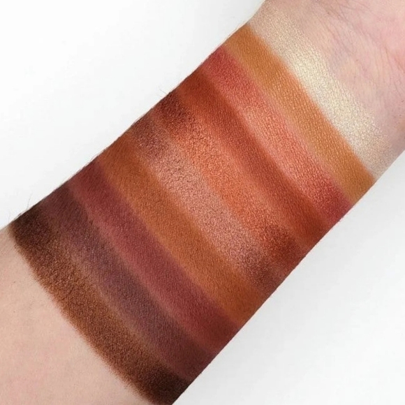 3/$18🎀Crown Eyeshadow Palette - Picture 3 of 6